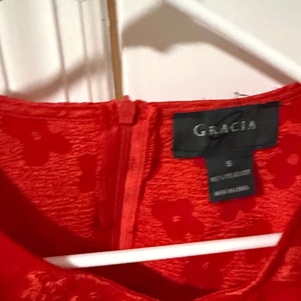Gracia Red Puff Sleeve Floral Textured Blouse - Picture 2 of 4